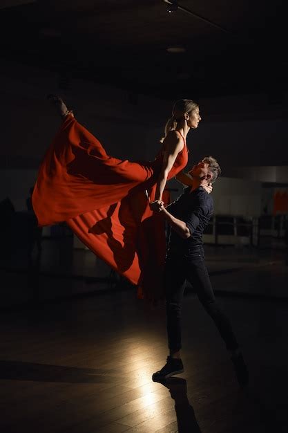  Instructions for Dancing: En Passionerad Utforskning av Kärlekens Komplexitet